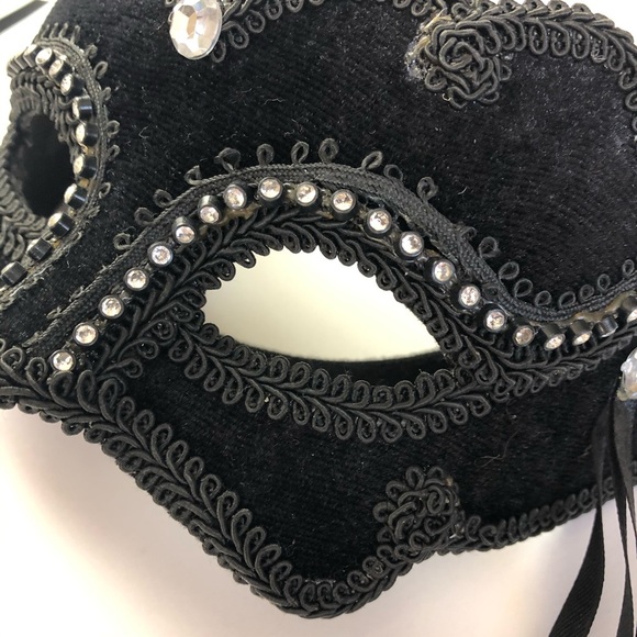 Masquerade Velvet Mask with Rhinestone detail. - Picture 3 of 8